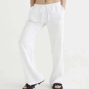 Linnebyxor  - Säljer mina jättefina lågmidjade linnebyxor från H&M, har även ett par likadana i svart i stl L (men passar även mindre) 