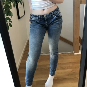 Skinny jeans  - Säljer de här lågmidjade mörkblåa skinny jeansen från sellpy. Bra skick, aldrig använt! Säljer då de är förstora för mig.