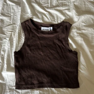 Brunt linne  - Brunt croppat linne från weekday. Säljer då jag beställde i fel storlek och hann inte skicka tillbaka. I nyskick.
