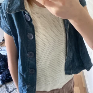 Jeanströja - Jättefin, ”tröja” med knappar. Ordinarie pris 350 säljs för 150 pris kan sänkas mycket