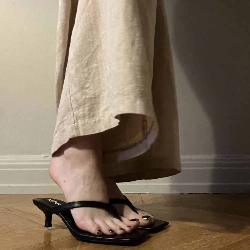 Svarta sandaler i flipflop-modell från mango. Liten klack!. Skor.