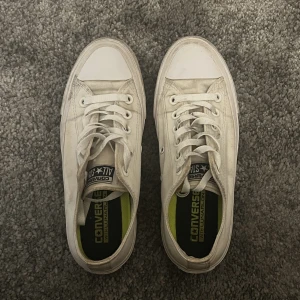 Converse All Star - Låga vita Converse all star. Skorna är använda men i bra skick. 