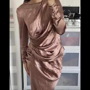 ASOS Klänning  - Maxikläning i satin, hade bara en gång på mig så den är i perfekt skick. Finns mer bilder💖