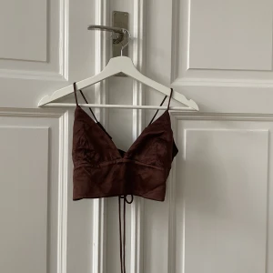 Brun silkestopp!  - Såå fin silkestopp i brunt från Zara. Knyts i ryggen. Endast använd 1 gång. 