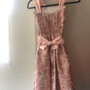 Klänning - Fint skick men lite sömmar har gått upp men det syns inte när man väl har på sig den🩷🌷 skriv om mer bilder på eller så!