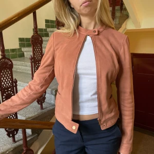 Orange mockajacka - Så fin orange jacka i mockaiminitation, DM för fler bilder! 