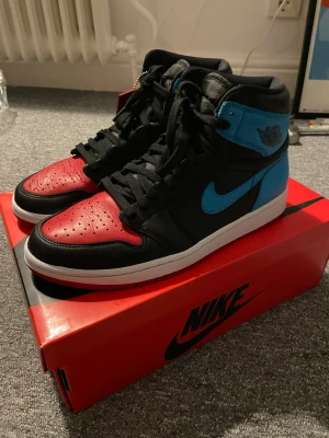 Jordan 1 high storlek 43 - Jordan 1 high i storlek 43. Dom är använda men är i fint skick. Allt original är kvar och kvitto finns.