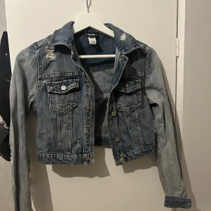 Jeans jacka - Säljer en jeans jacka, använd fåtal gånger, pga inte min stil riktigt, den är lite kortare i överkroppen. Kan mötas upp eller frakta 