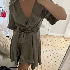 Sidenklänning - Säljer denna superfina sidenklänningen! Storlek 36 från NAKD.