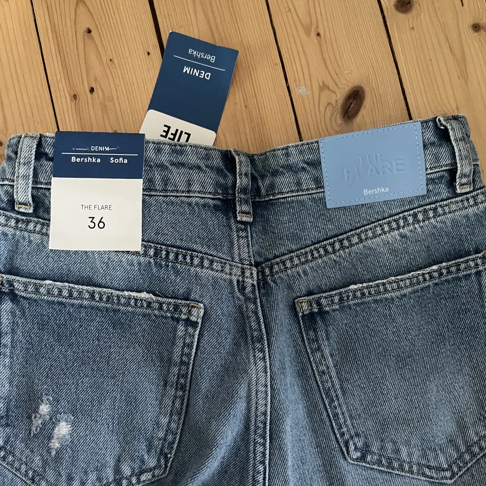 Oanvända jeans från Bershka!. Jeans & Byxor.