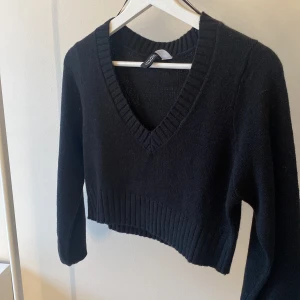 Fin svart kort tröja ❤️ - Säljer denna fina tröja ifrån hm😍den är kort och svart långärmad tveka inte och höra av dig om du har några frågor❤️125 kr med frakt 