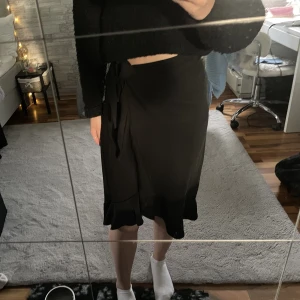Svart kjol  - Säljer denna svarta kjol ifrån chiquelle i storlek S, aldrig använd, säljes för att den är för stor💗