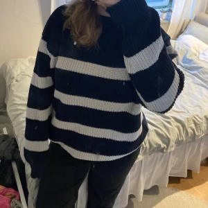 Stickad - marinblå randig stickad