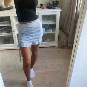 Kjol - Super fin blå blommig kjol nu till sommaren