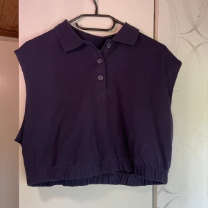 mörkblå topp - Mörkblå kort topp från HM, aldrig använd, strl L. 