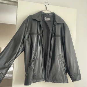 Skinnjacka  - Skinnjacka köpt på secondhand, säljer för den inte kommit till användning!