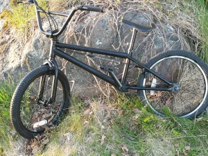Totalrenoverad HARO BMX - Nyservad BMX, Haro 20". Custom lack. Kedjan är rengjord och oljad. Kullagerna på framhjulet har blivit helt rengjorda med bensin, samt nytt polyurea fett. Helt nya oanvända BMX handtag påsatta. Fullt fungerande.