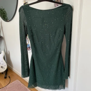 glittrig klänning - glittrig klänning som bara använts en gång! superfin och sitter jättebra💌🪩