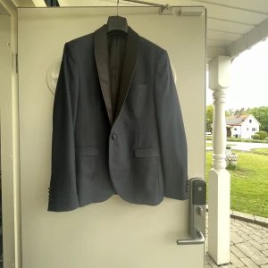 Kavaj  - Mörkblå kavaj, passar bra till student.
