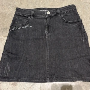 Zadig et Voltaire kjol - Säljer denna fina jeanskjol från Zadig. Köpt för 500kr på NK för ca två år sedan. Använd men inte sliten. Strl 14/S