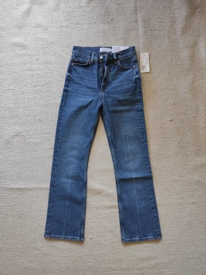 Jeans &OtherStories 24/28 - Helt NYA!  Modell: "Mood cut" från & Other Stories. Mid waist, cropped, lite flared.  Storlek: 24/28 Färg: Mörkblå.  Nypris: 790:-  Säljes då jag köpte fel storlek och inte hann skicka tillbaks.