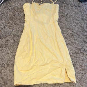 Gul ”jeans” klänning - Gul ”denim” klänning storlek 34 använd 1 gång 