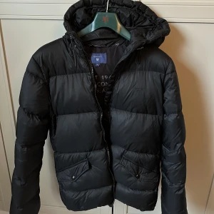 Gant Jacka - I fint skick, lite slitage på knapparna till fickorna! 