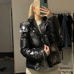 Calvin klein vinterjacka - Vinterjacka använd 1 gång. Nypris 2 200:-, storlek S. Säljer för 1 900:-
