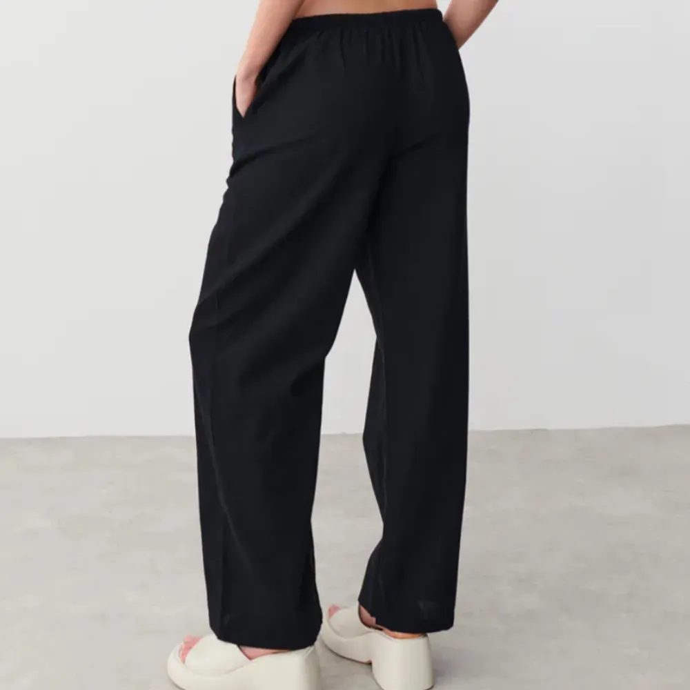 Svarta Gina tricot linne byxor, säljer eftersom de inte kommer till användning💕 nästan helt oanvända. Köp gärna med direkt. . Jeans & Byxor.