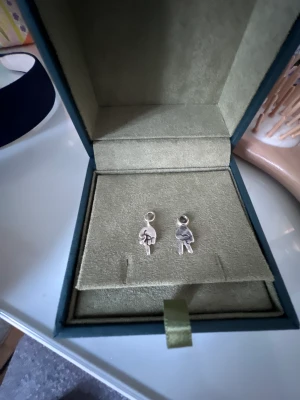 L8hasselblad  - Säljer mina unika l8hasselblands berlocker!! Köpte båda två för 800kr men säljer för 450kr tillsmanas🥰 