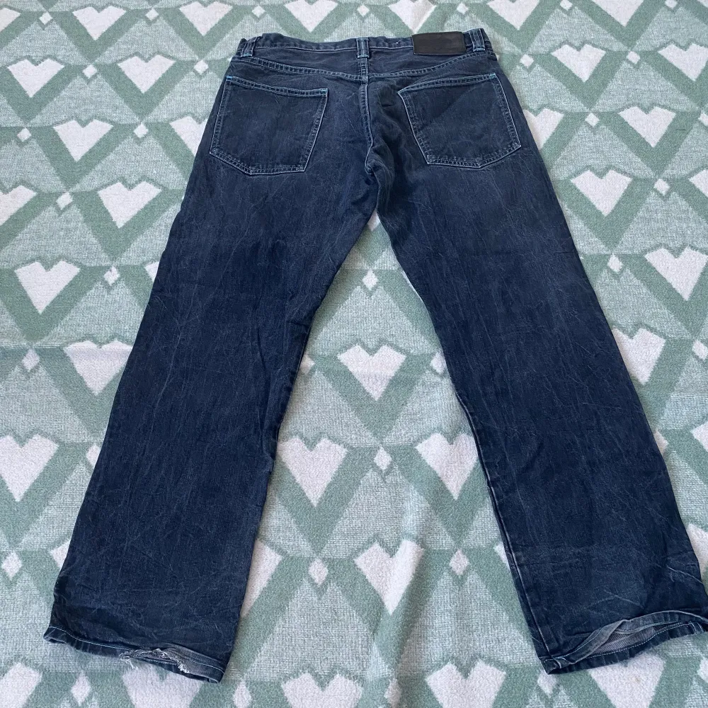 Blå Baggy jeans med blåa sömmar.. Jeans & Byxor.
