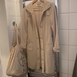 Stickad kappa strl S - Superfin stickad kappa i beige. Sparsamt använd och i fint skick. 
