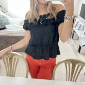 Topp - Topp som går att ha både off-shoulder men också på axlarna🙌