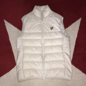 Lylenscott väst - En oanvänd lylenscott väst. Färgen är vit och köpte den för 1000.