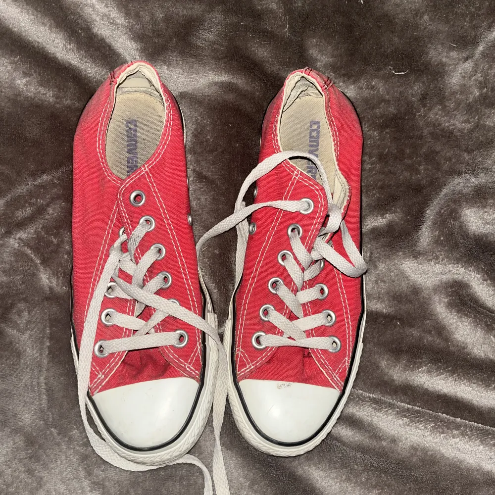 låga röda converse skor köpta på plick är i bra form. Skor.