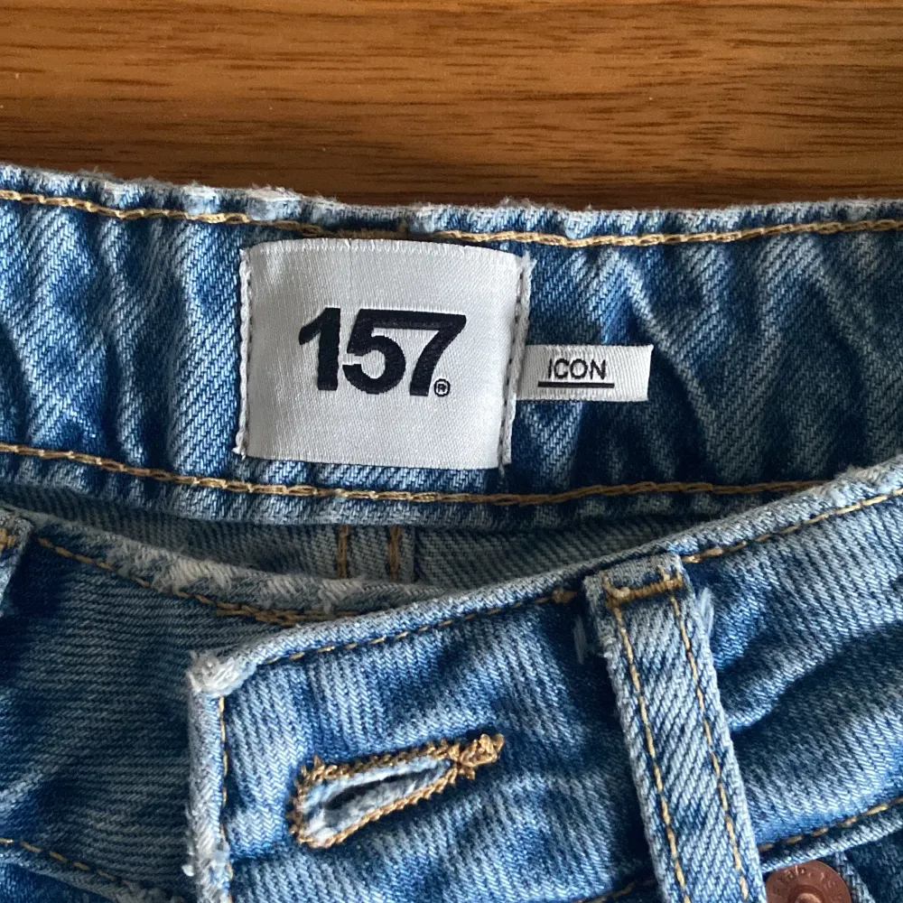 Säljer mina raka lager 157 jeans eftersom att dom är för små. Är i storlek xxs men de sitter väldigt stort och töjer ut sig, passar som S. Jeans & Byxor.