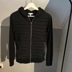 Reiss Jacka  - Reiss Jacka i bra skick. Storlek S. Köptes för 2000kr.