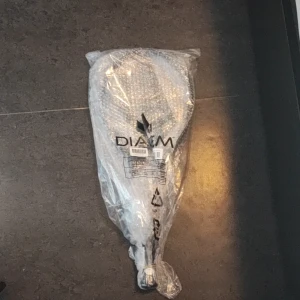 TENNISRACKET - Helt nytt tennis racket från diadem(Nova modellen) oanvänd. 300g 27"ram FS System Strängning är 16X19 Greppstorlek är 2  Man kan få 2 oöppnade bollar av Båstad bollen om man betala 150 extra
