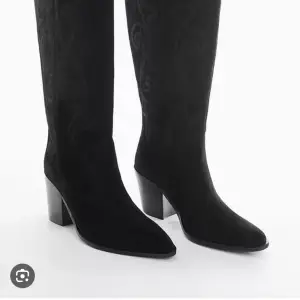 Söker dessa cowboy boots i mocka från mango!!💕 i storlek 36/37/38 