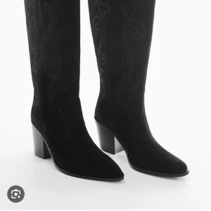 SÖKER!!! - Söker dessa cowboy boots i mocka från mango!!💕 i storlek 36/37/38 