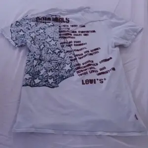 En unik vintage Levi's t-shirt med stjärnor på fram ich baksida och text på rygge, i fint skick förutom ett hål i kragen (se bild 3) 