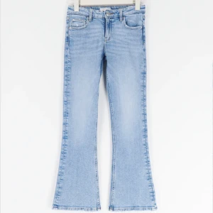 Fina Gina Young jeans🤙🏻 - Säljer dem jeansen för att dem är lite för korta för mig. Dem är i bra skick🤍
