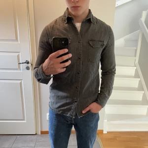 Zara overshirt  - En tunn grå overshirt från Zara. Bra skick då den knappt är använd. Säljer pga att den är lite för liten.