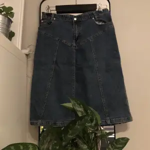 En snygg vintage jeanskjol från nått märke som heter B•YOUNG!! Är i jätte bra skick och snygg! 