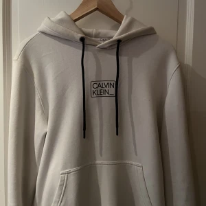 Calvin Klein vit hoodie - Bra skick med inga fläckar