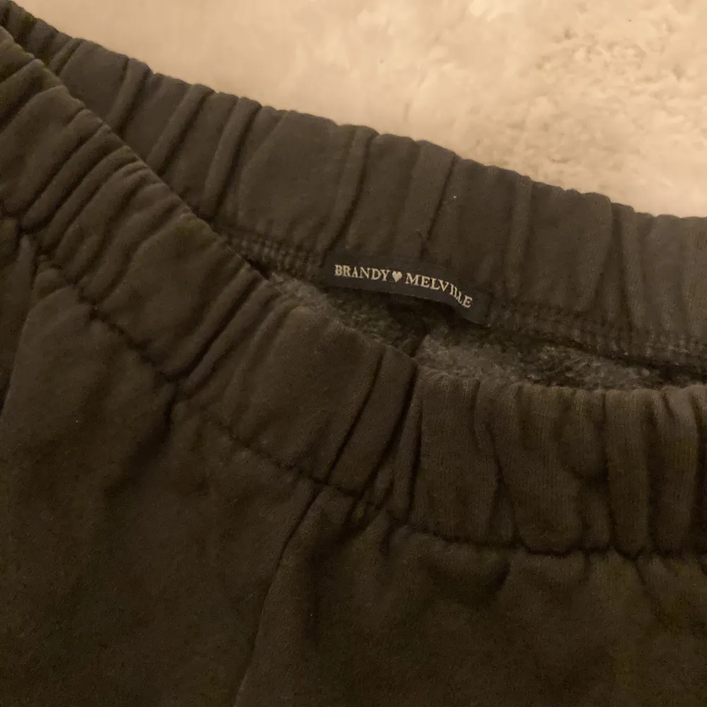 Svarta/gråa sweatpants från Brandy Melville i ”Rosa” modell💗 Nypris: 352kr . Jeans & Byxor.