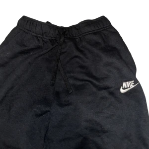 Nike byxor  - Nike mjukis byxor! I jätte bra skick ! Använd ett par gånger, S men funkar som Xs. PRIS KAN DISKUTERAS 