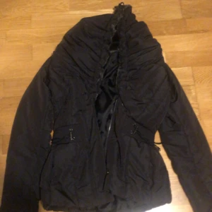 Zara jacka - jätte mysig och söt zara jacka. min mamma köpte den för ganska länge sedan, runt 5-10 år sedan. inga defekter och i perfekt skick. 