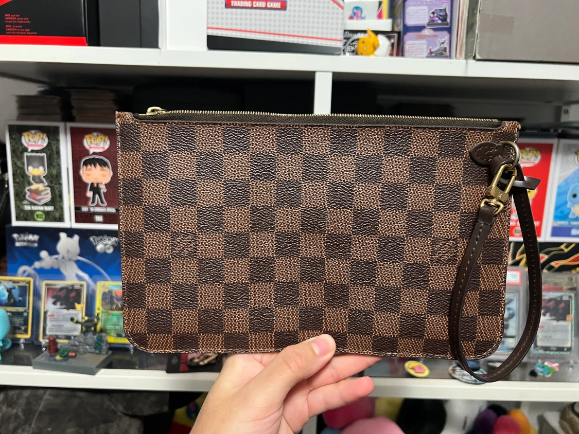 Louis Vuitton Neverfull Clutch MM 2019