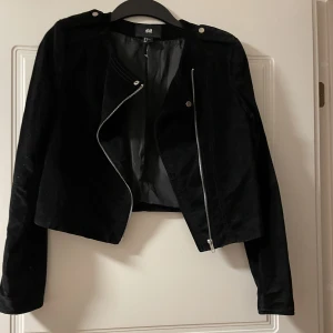 Jacka  - En svart jacka 